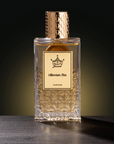 Flasche mit goldfarbenem Deckel und detailliertem Muster, transparentes Glas mit goldener Flüssigkeit, Etikett in Creme.
